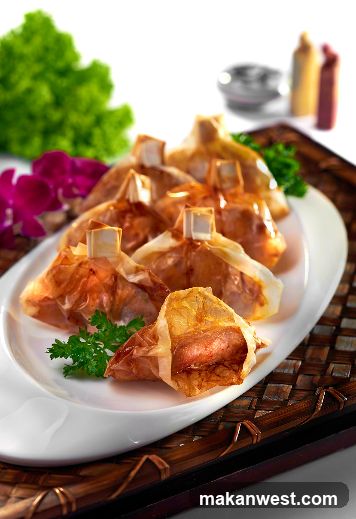 Steamed Dumplings with Garnish