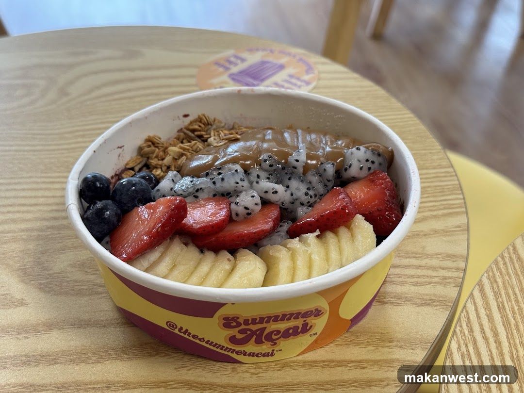 Acai Bowl with Fruits and Granola
