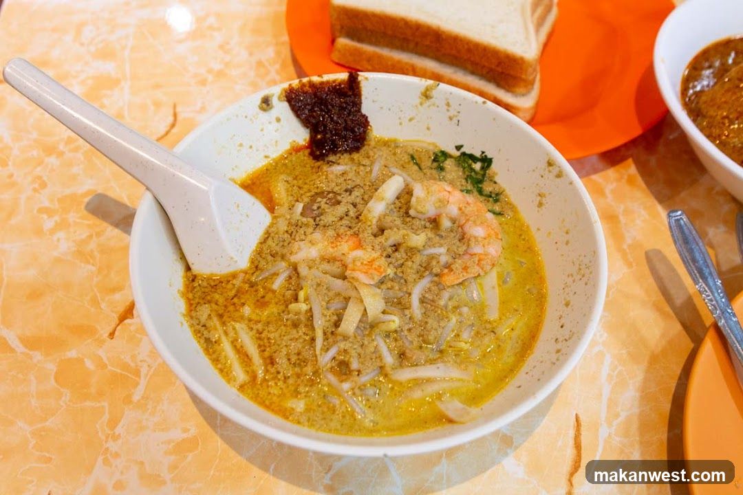 Shrimp Noodle Soup with Bread