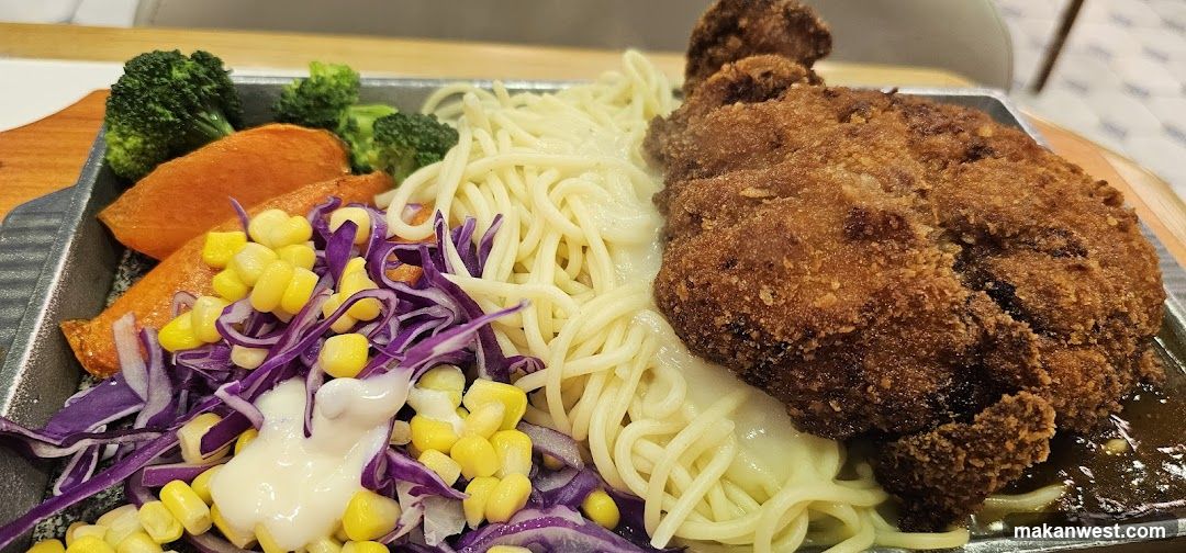 Fried Chicken with Spaghetti and Vegetables