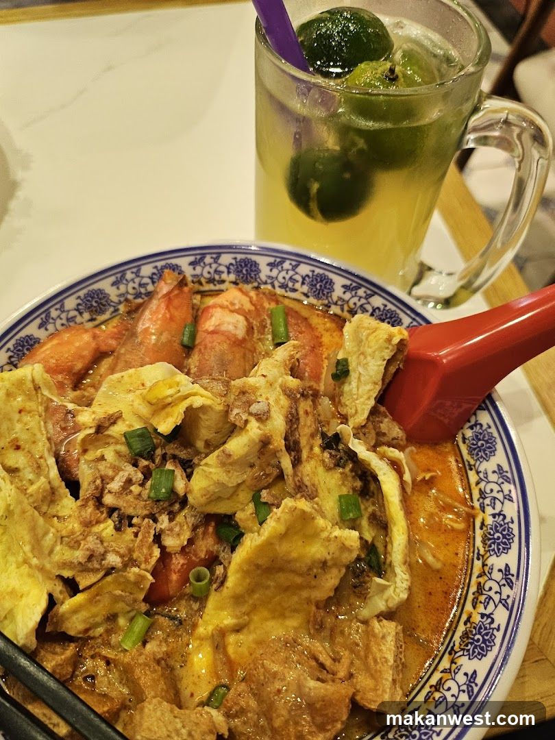 Noodle Soup with Shrimp and Drink