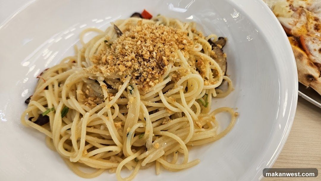 Spaghetti with Toppings and Pizza
