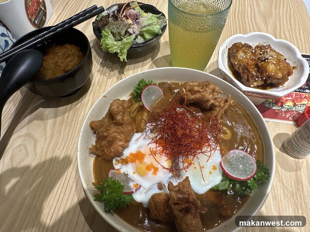 Curry Noodles with Fried Chicken and Eggs