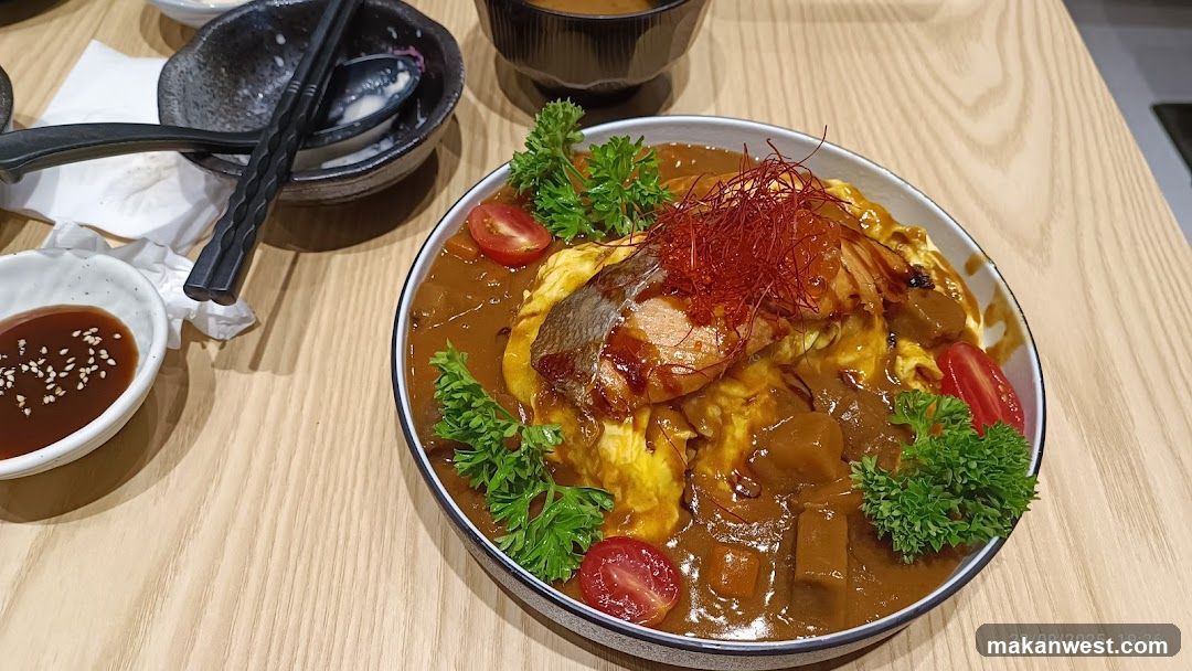 Omurice with Curry and Fish