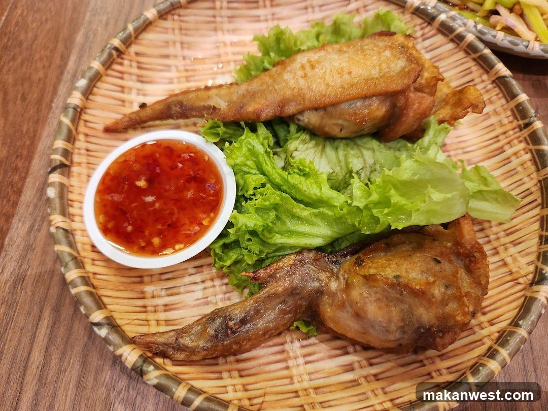 Fried Chicken Wings with Dipping Sauce