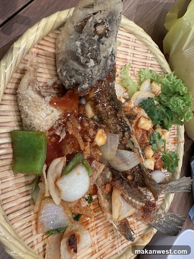 Fried Fish with Sauce and Vegetables