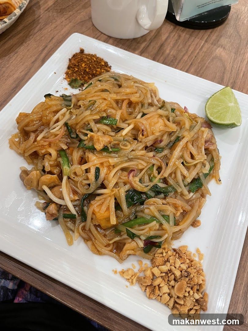 Pad Thai with Garnishes