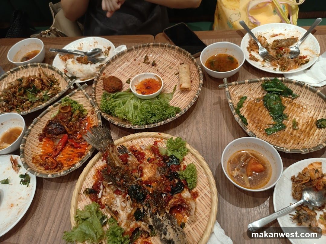 Table with leftover food
