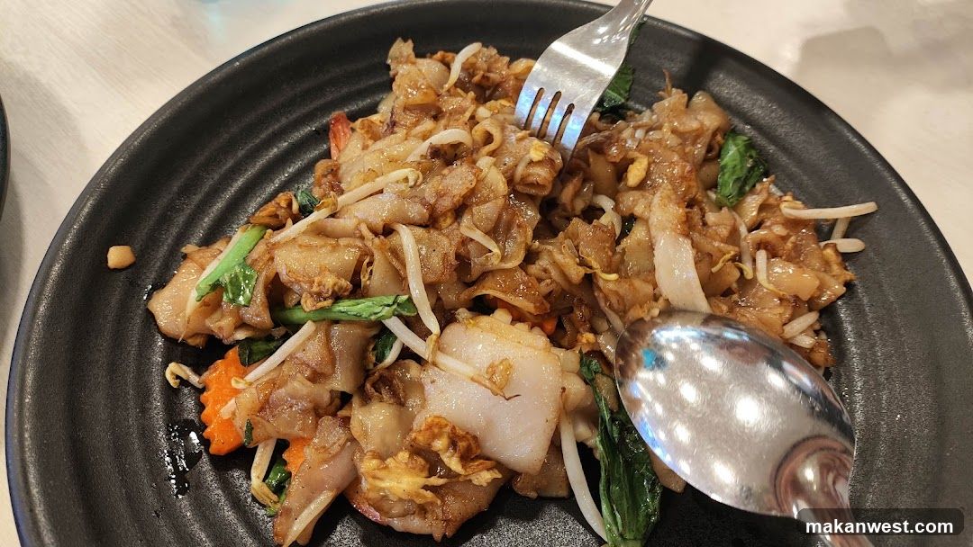 Stir-fried noodles with vegetables and shrimp
