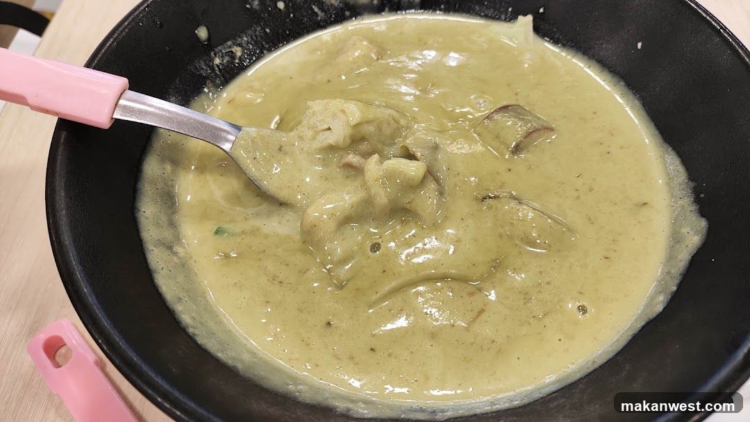 Green Curry with Meat and Vegetables