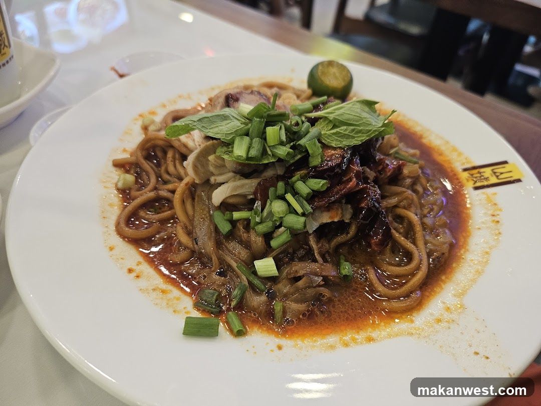 Noodles with Meat and Garnish