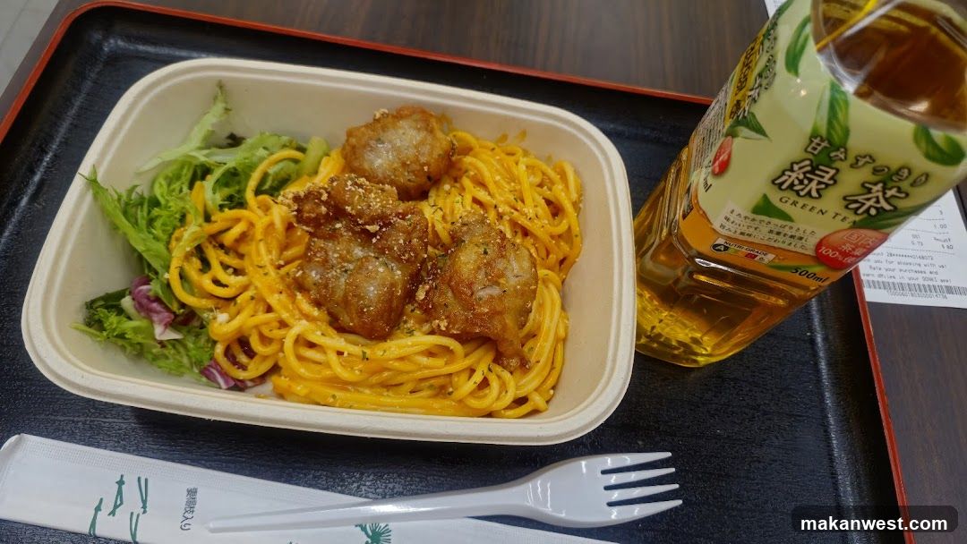 Spaghetti with Fried Chicken and Green Tea