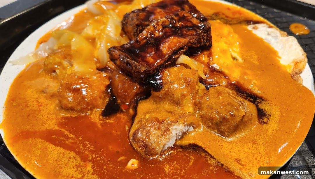 Curry dish with meat and vegetables