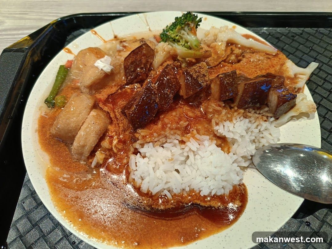 Rice dish with meat and vegetables