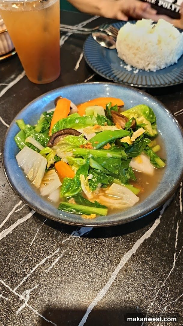 Stir-fried vegetables with rice and iced tea