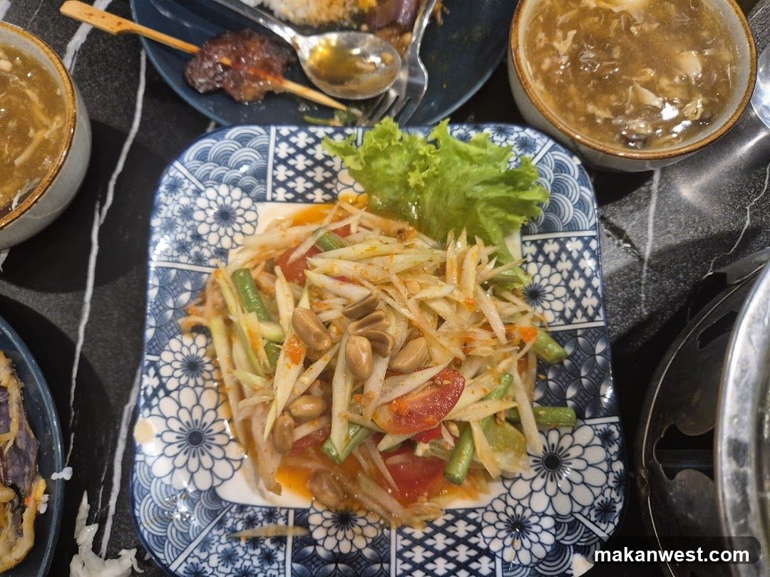 Papaya Salad with Peanuts and Tomatoes