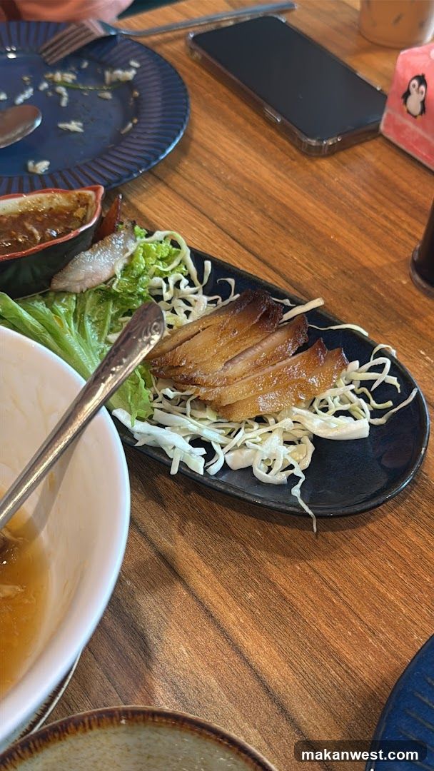 Sliced grilled meat with cabbage and lettuce