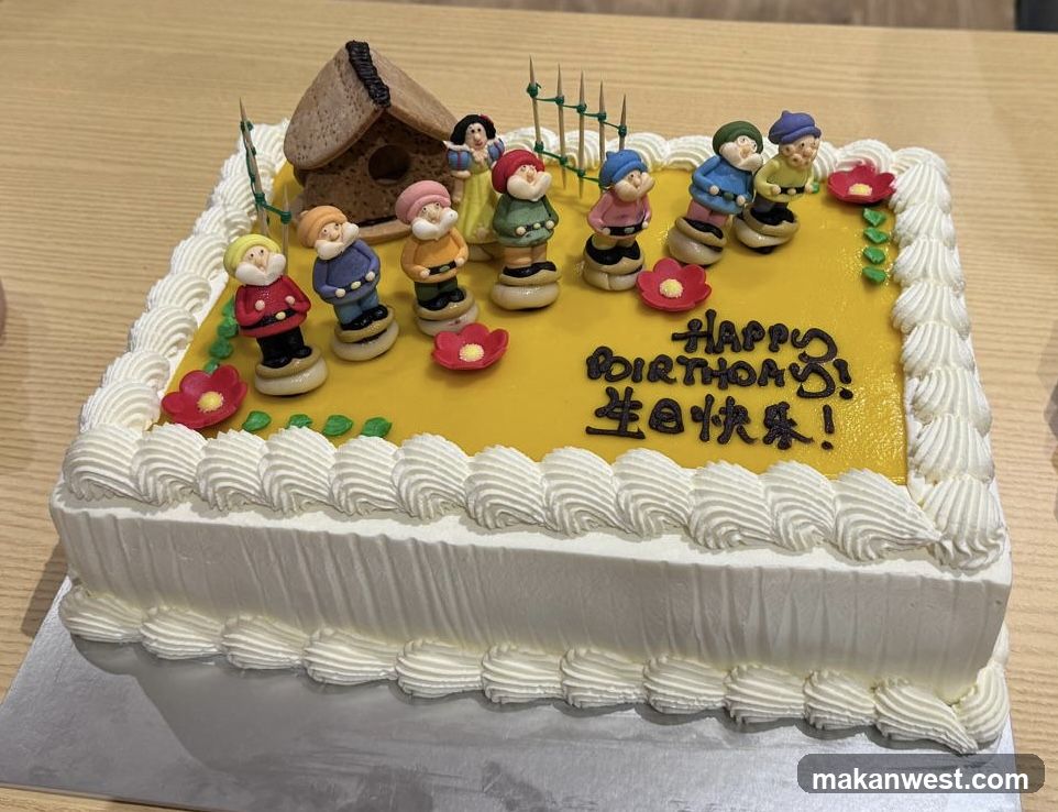 Snow White and the Seven Dwarfs Birthday Cake