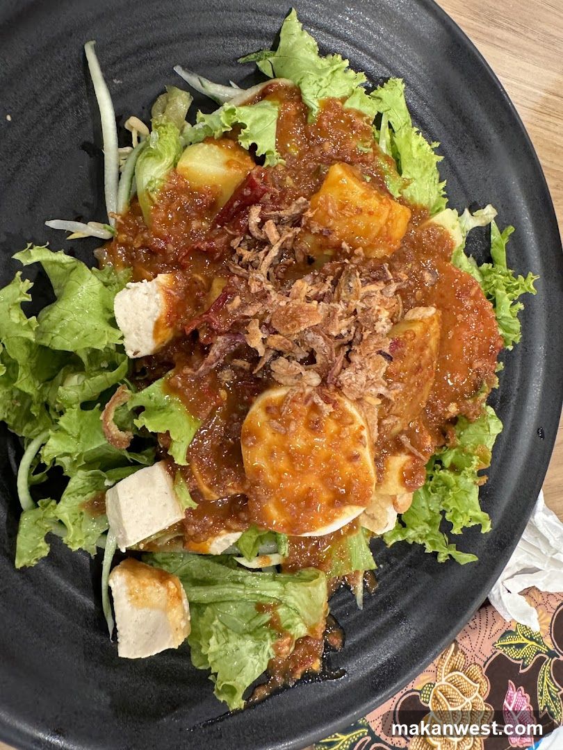 Salad with Peanut Sauce