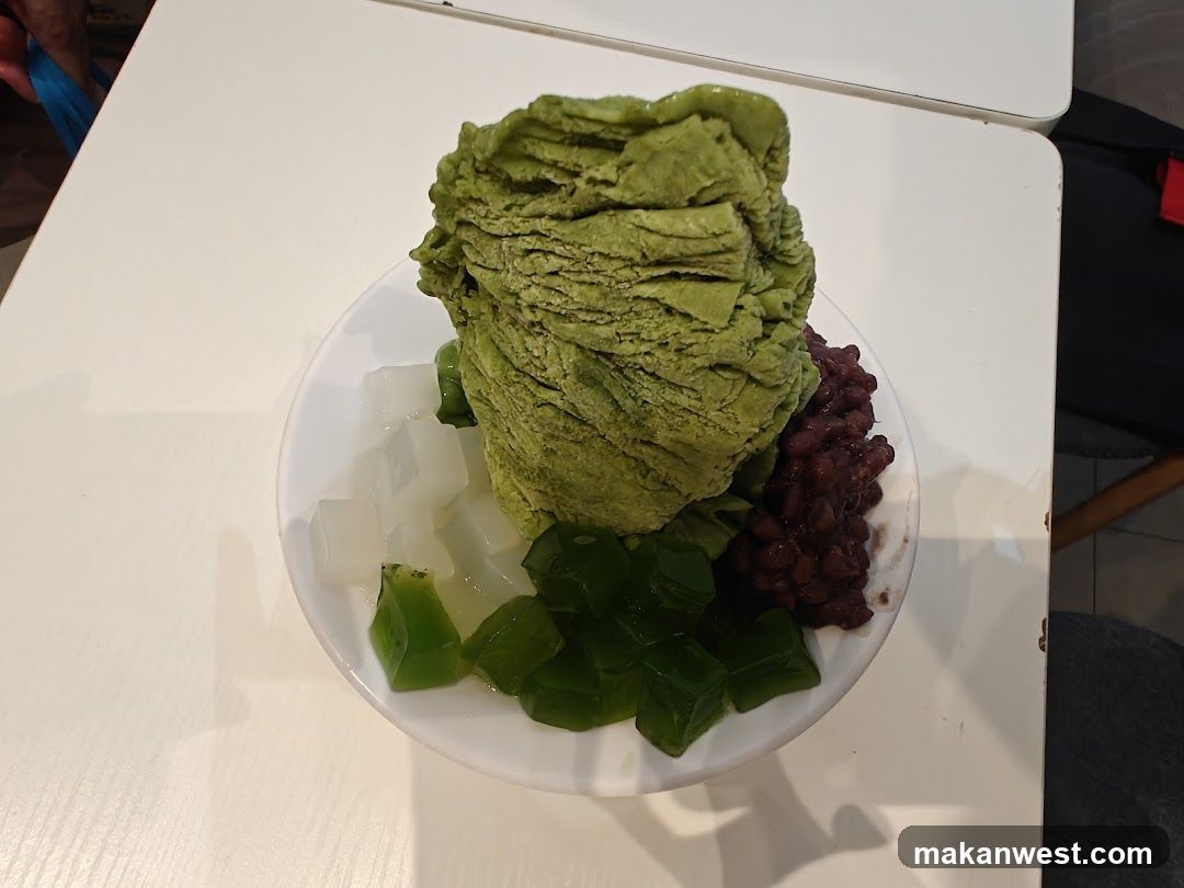 Matcha Shaved Ice with Toppings