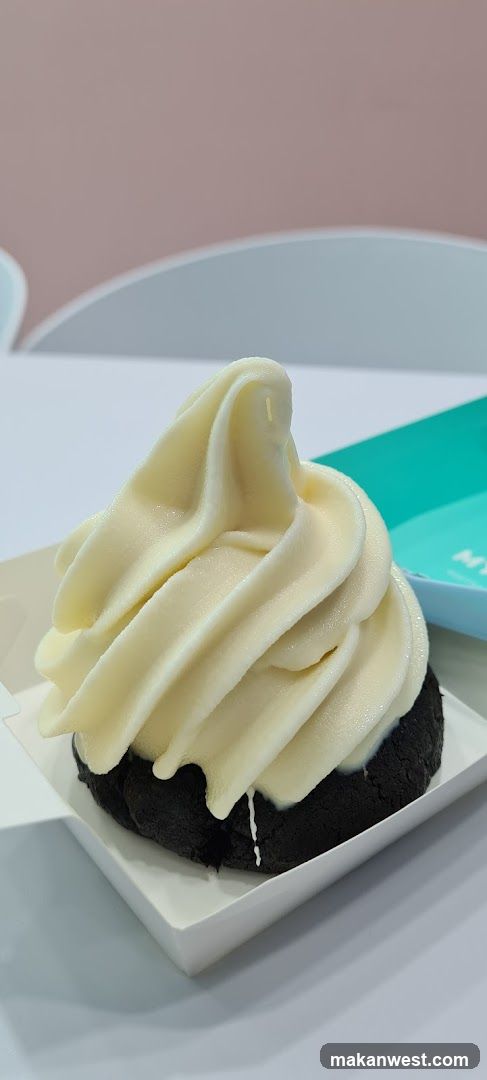 Soft Serve Ice Cream on Cookie