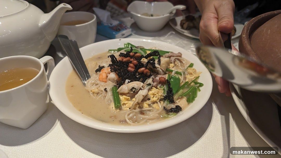 Noodle Soup with Seafood and Peanuts