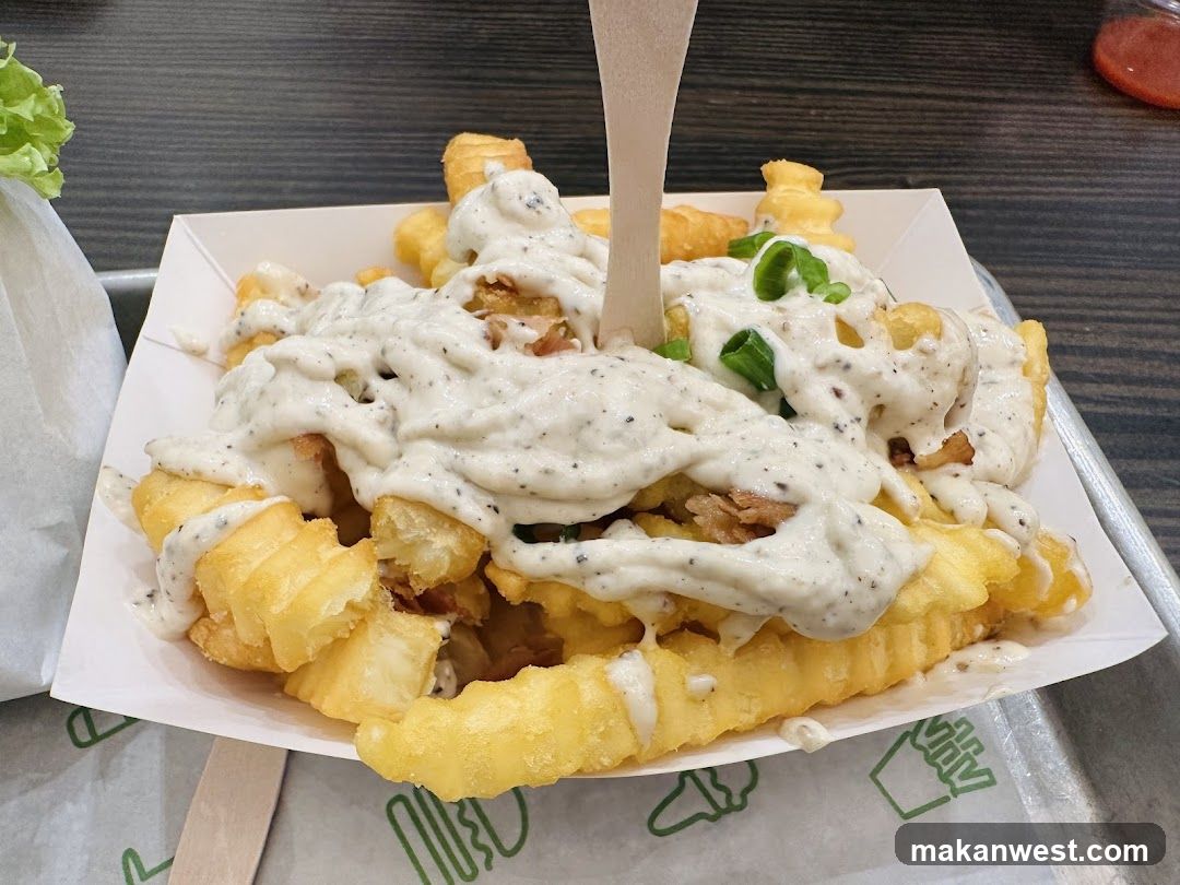 Crinkle Cut Fries with Sauce