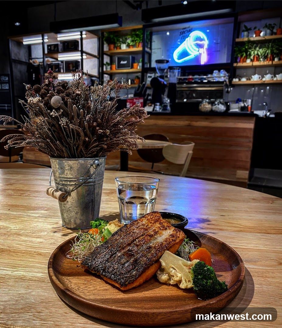 Salmon dish with vegetables