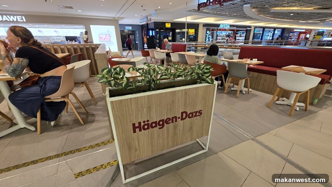 Haagen-Dazs Cafe Seating Area