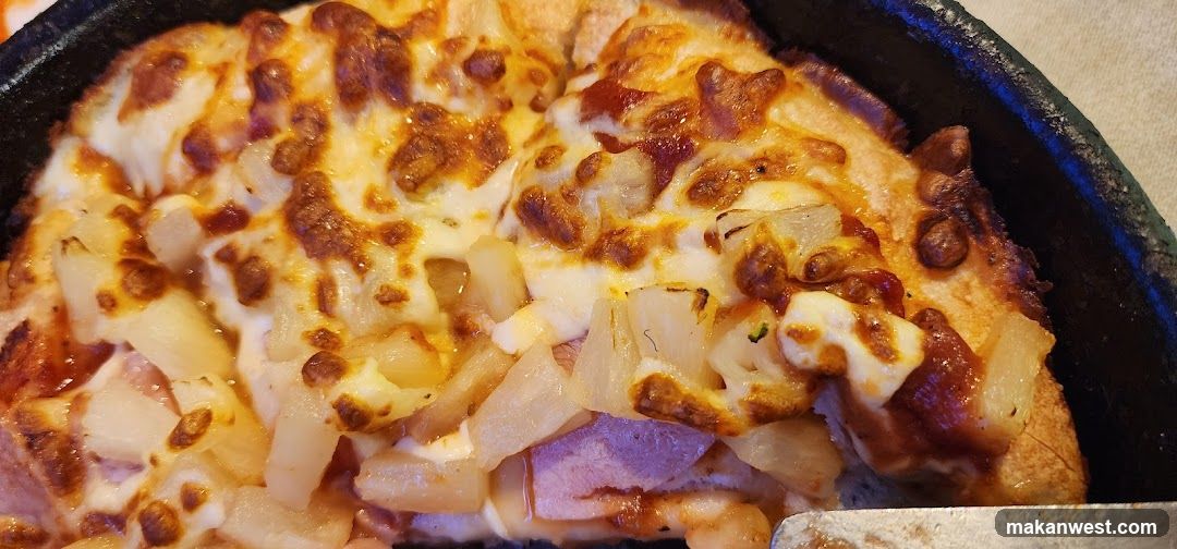 Cheesy Pizza with Onions and Ham