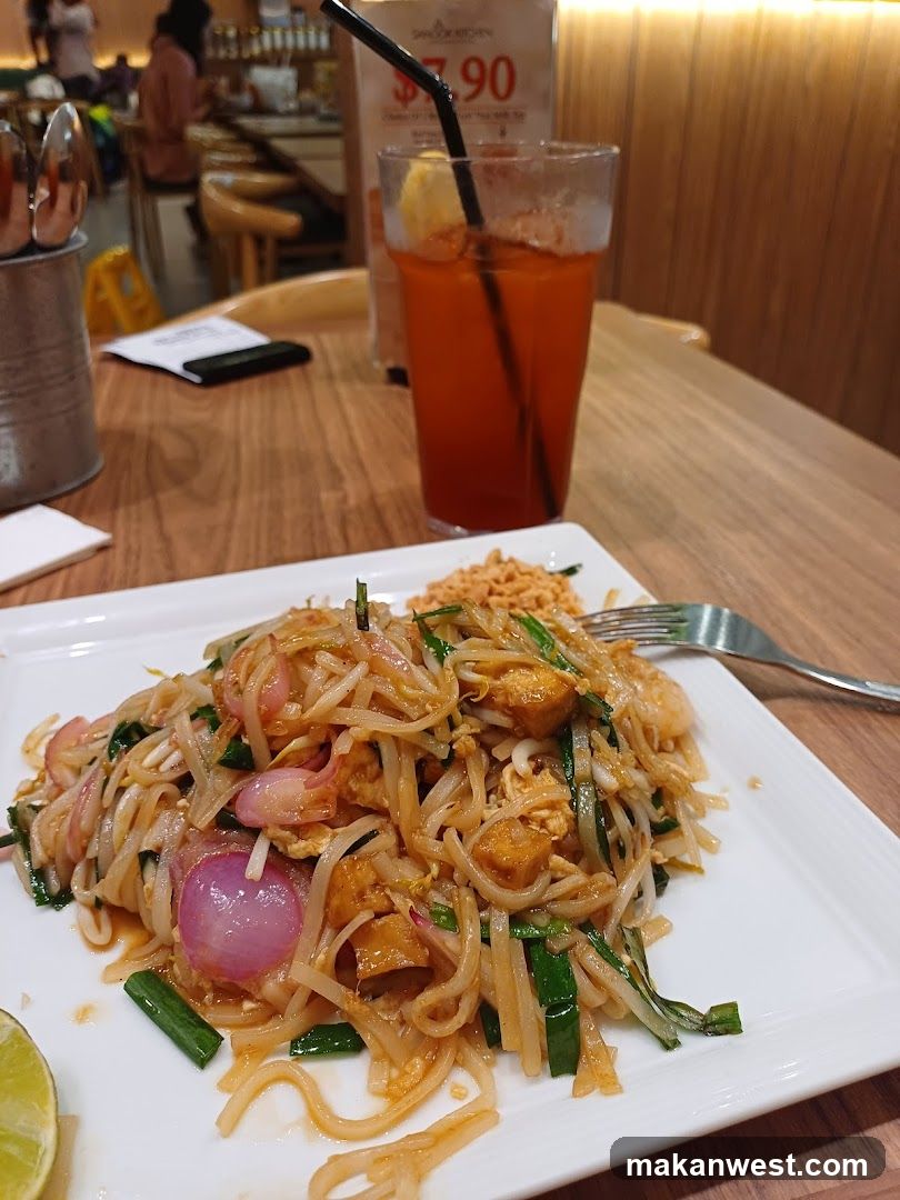 Pad Thai with Iced Tea
