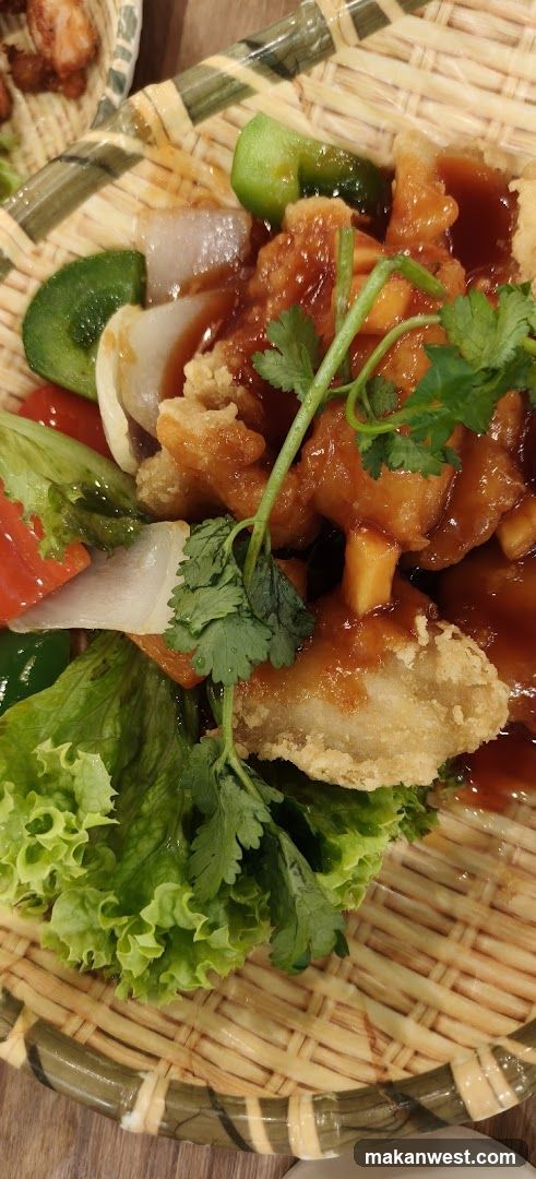 Crispy Fried Chicken with Vegetables