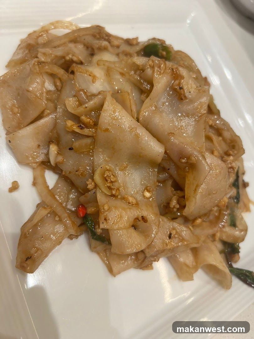 Stir-fried Rice Noodles with Garlic and Peppers
