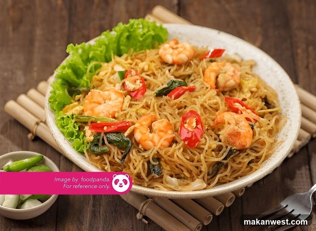 Shrimp Fried Noodles with Red Chili and Lettuce