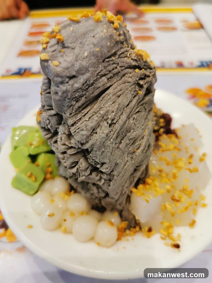 Dessert with shaved ice and toppings
