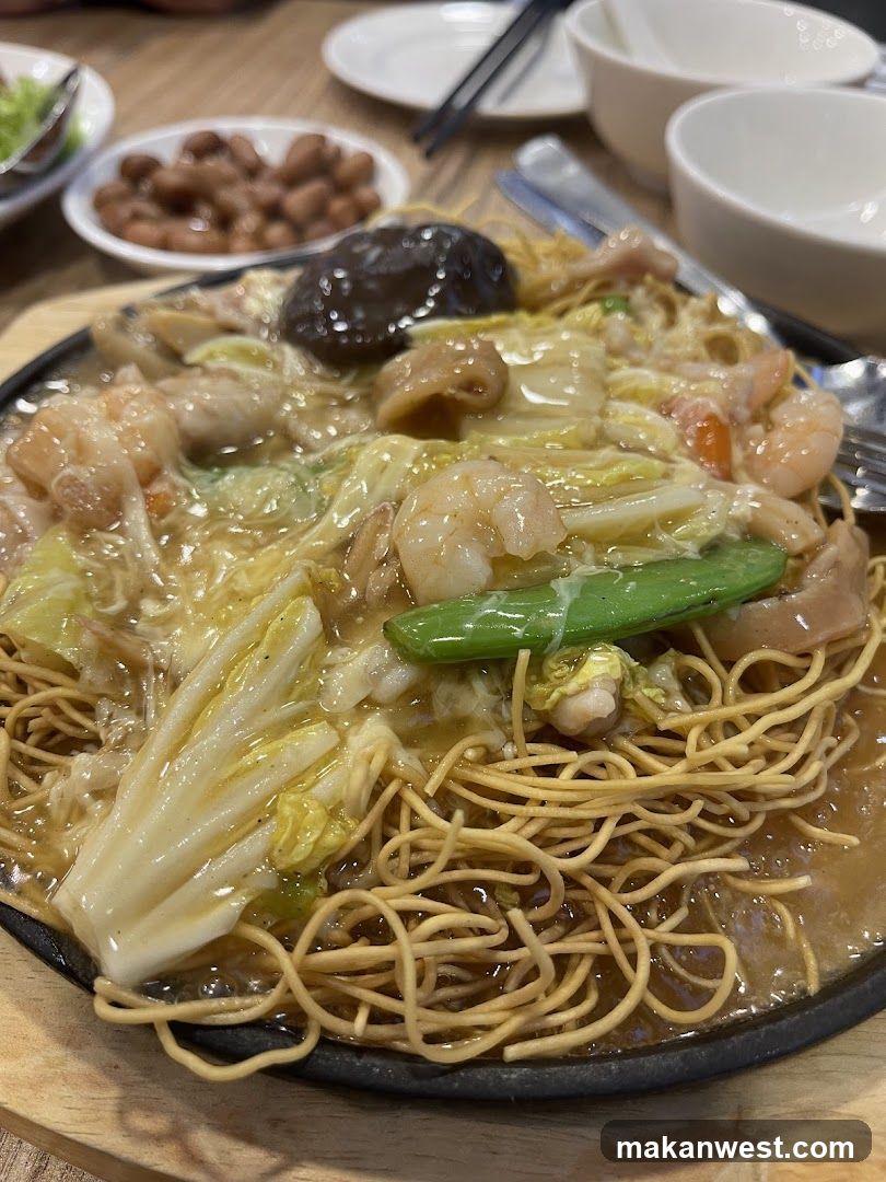 Sizzling Noodle Dish with Shrimp and Vegetables
