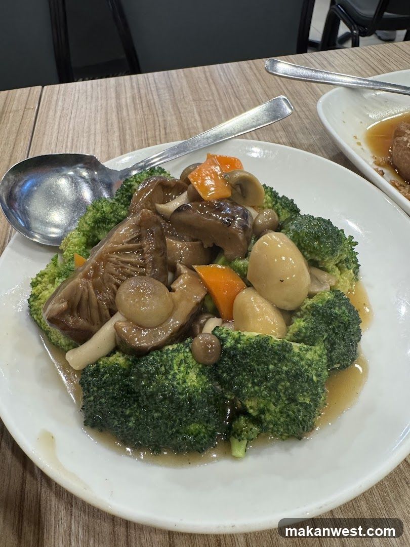 Stir-fried Broccoli with Mushrooms and Carrots