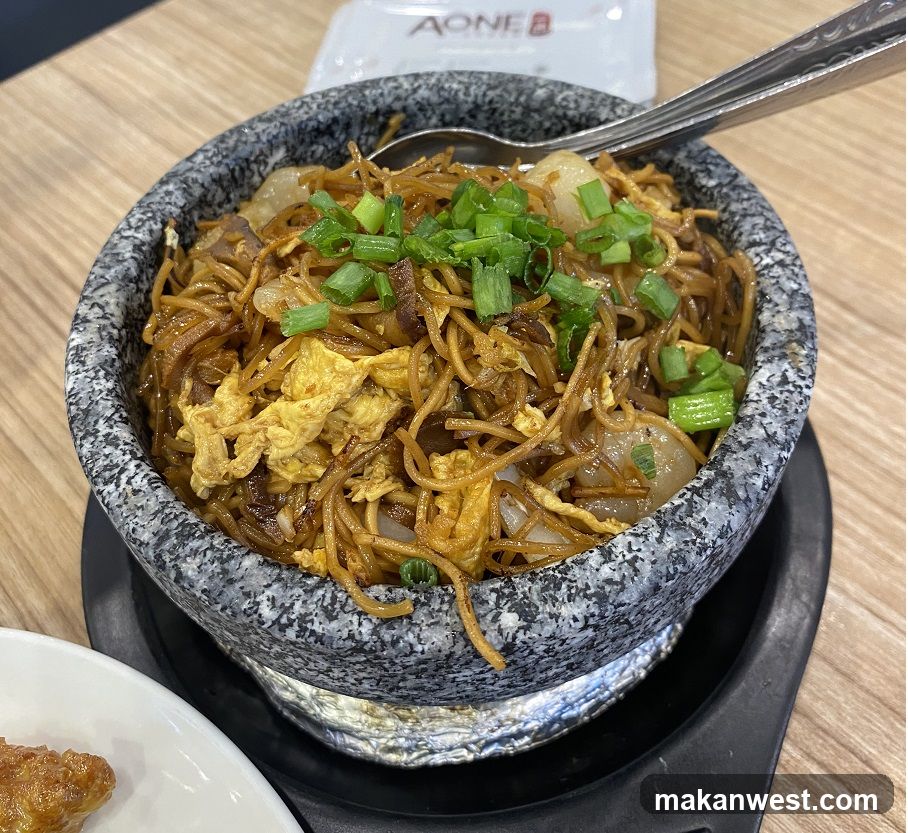 Stir-fried noodles in stone bowl