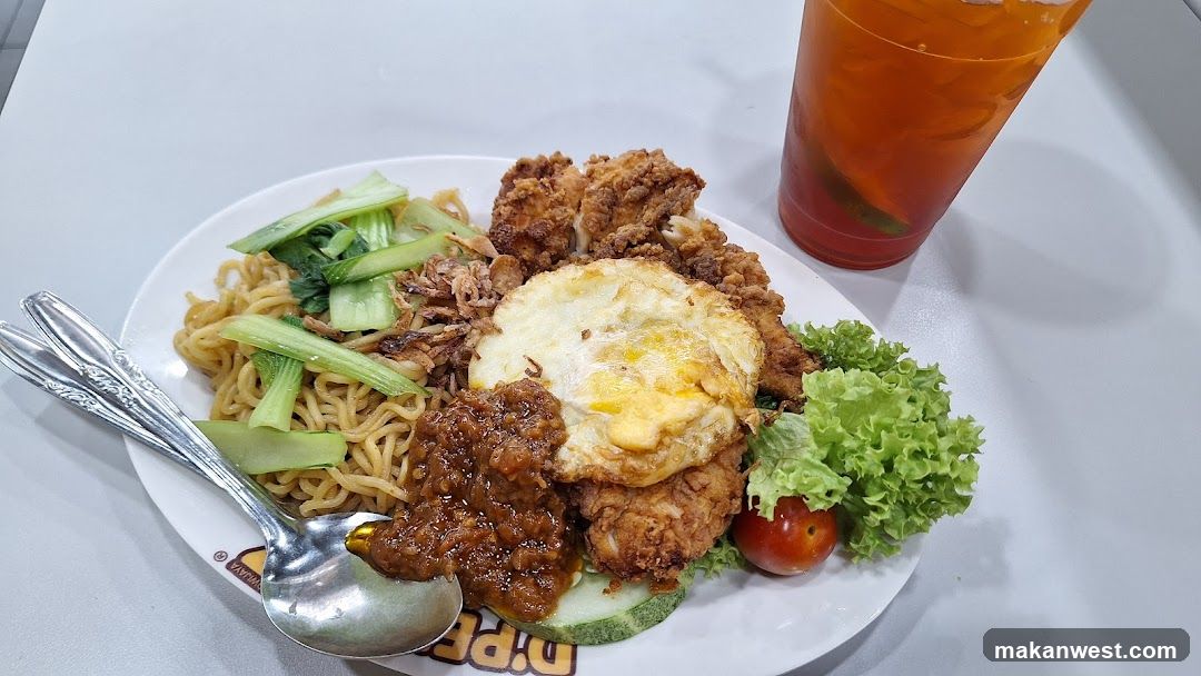 Fried Chicken Noodle Dish with Fried Egg and Side Salad