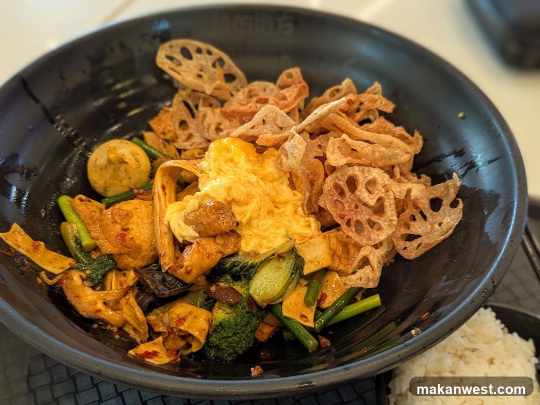 Stir-fried dish with lotus root chips and rice