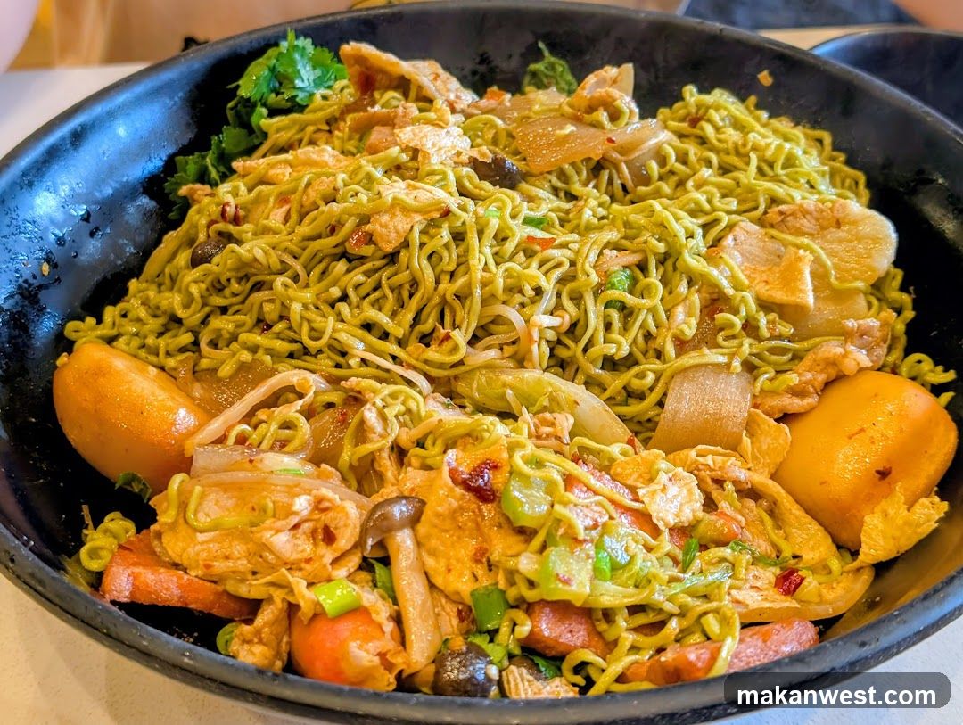 Stir-fried Noodles with Vegetables and Meat