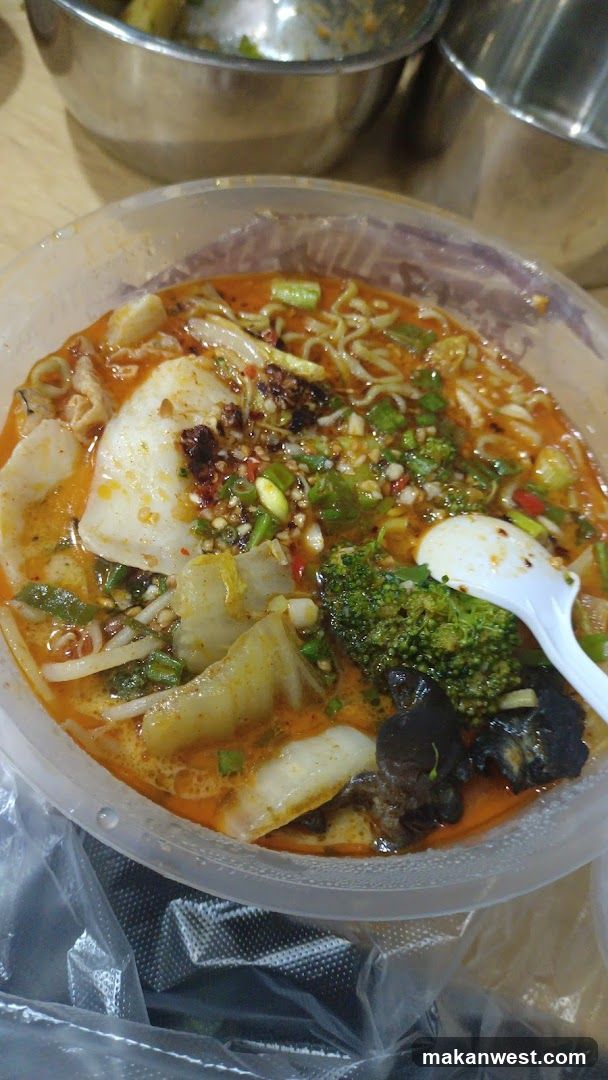 Spicy Noodle Bowl with Broccoli and Fish Cake