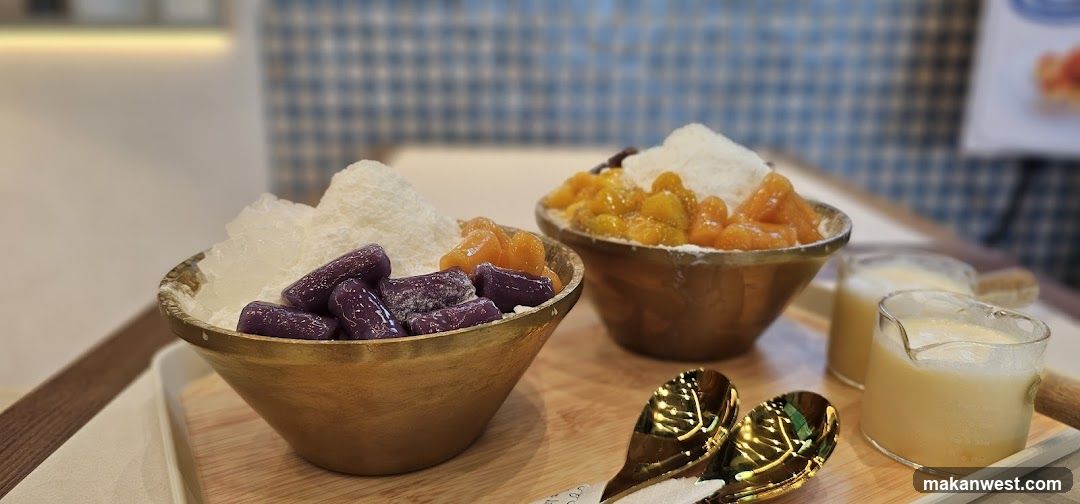 Shaved Ice Desserts with Toppings