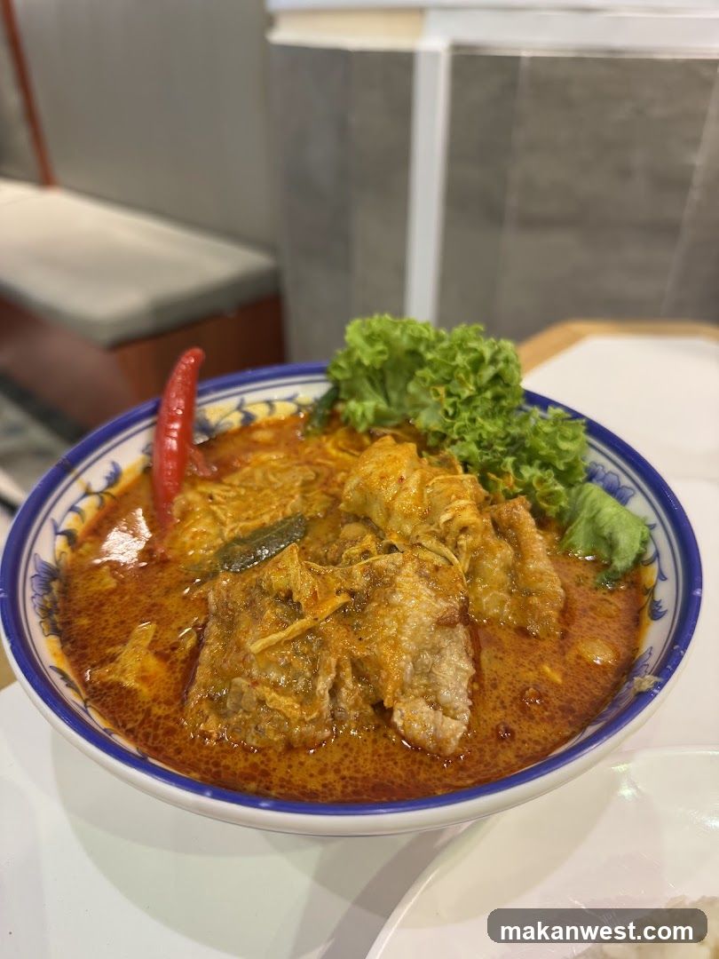 Spicy Curry Dish with Meat and Lettuce