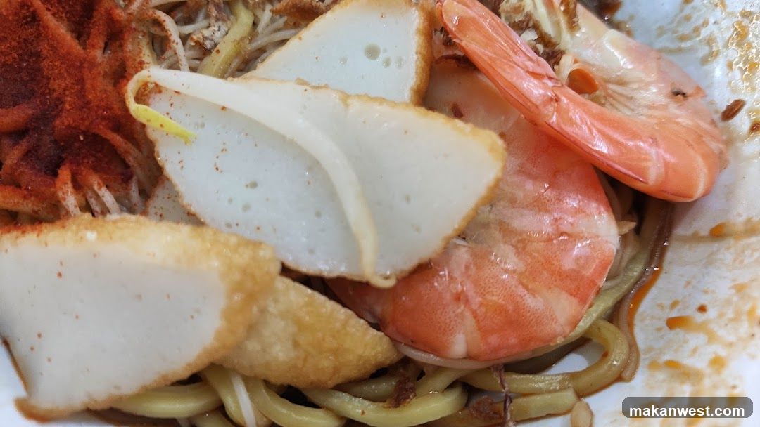 Noodle Dish with Shrimp and Fish Cake