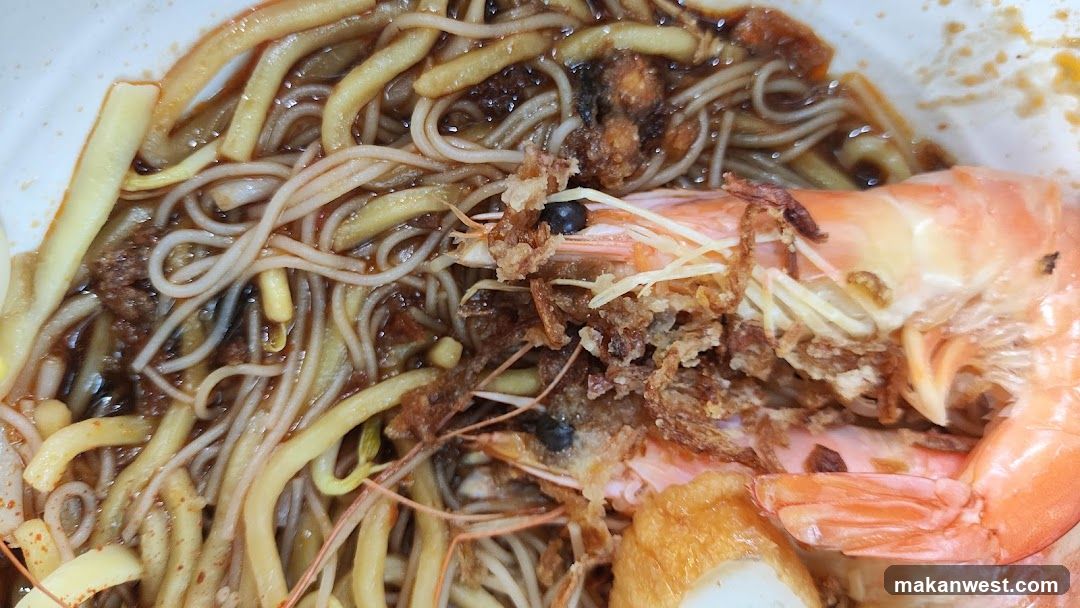 Noodle Dish with Shrimp and Fried Onions