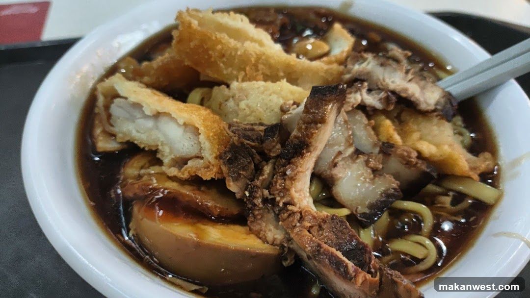 Bowl of Noodles with Tofu and Meat