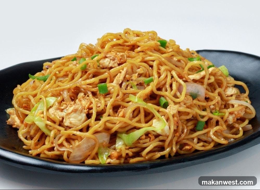 Stir-fried Noodles with Chicken and Scallions