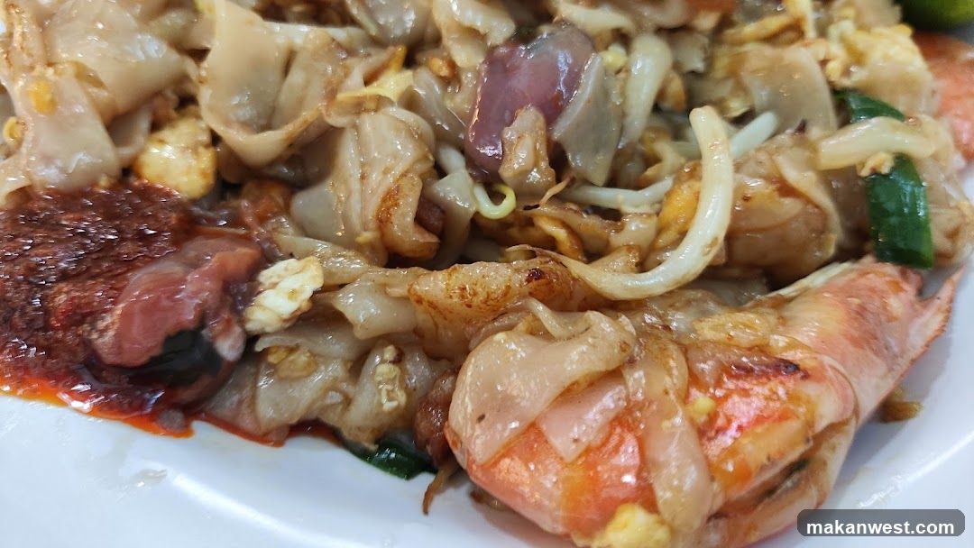 Stir-fried Noodles with Shrimp and Egg
