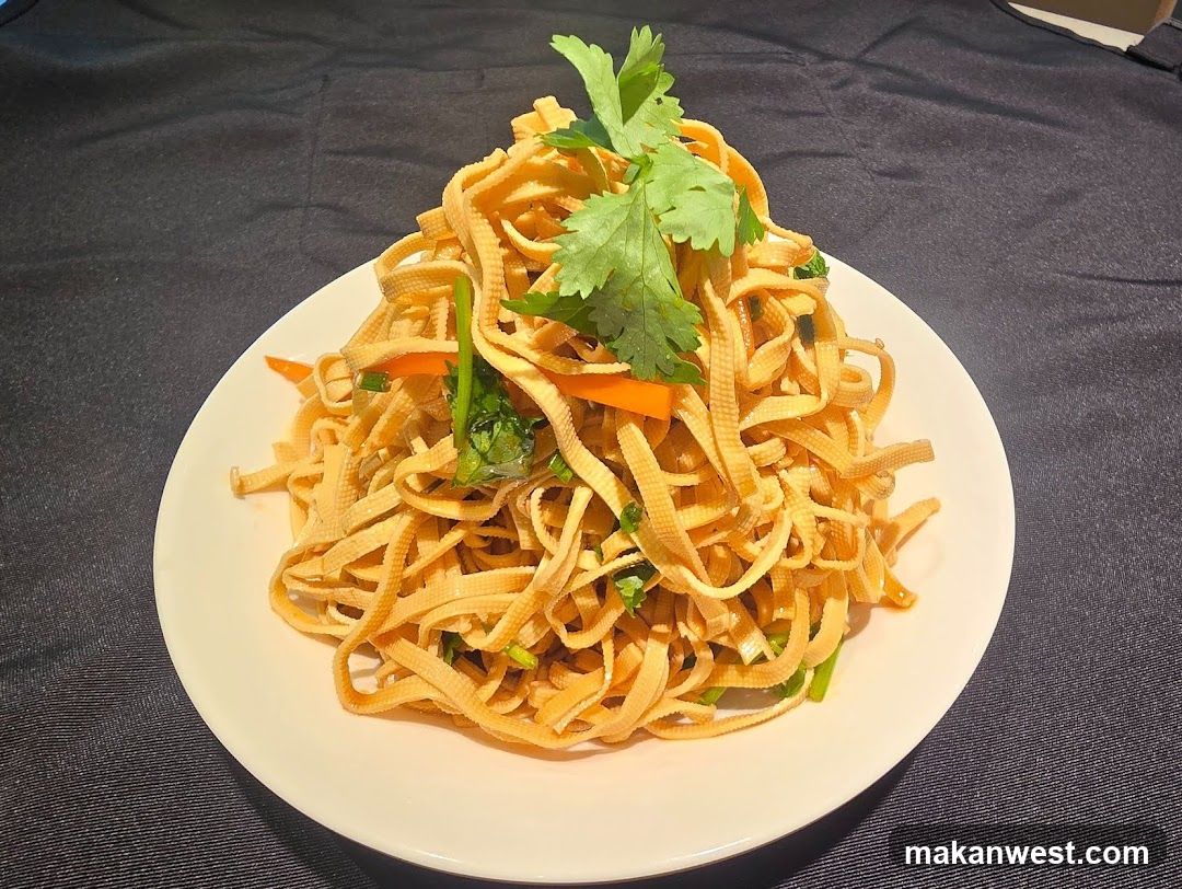 Stir-fried Tofu Skin Noodles with Cilantro and Carrots